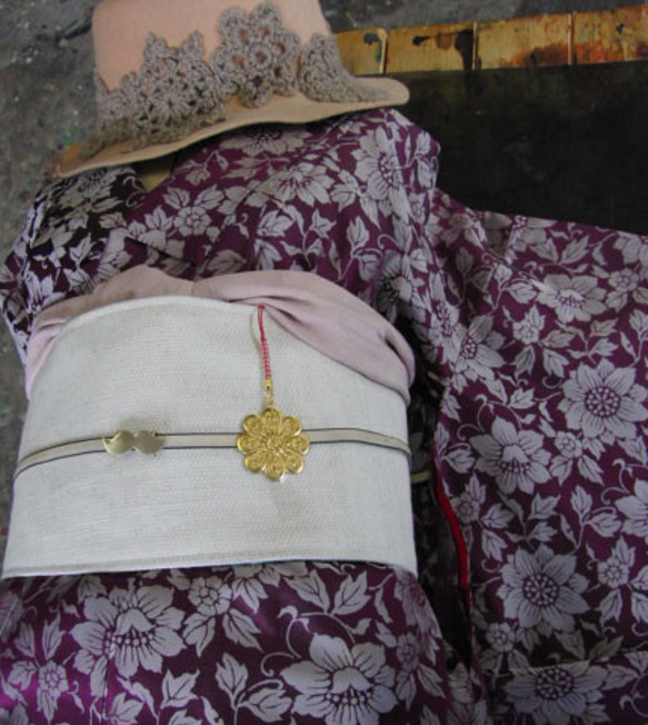 真鍮ブラス製 菊の家紋風レトロデザイン根付ストラップ　着物や浴衣の帯飾り・かんざし・ネックレスパーツとして 2枚目の画像