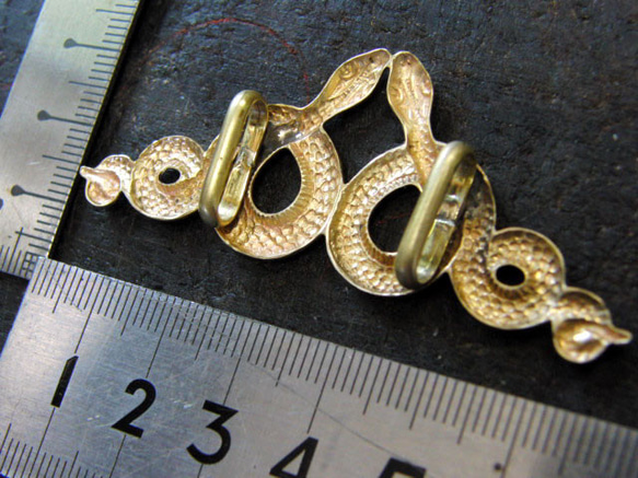 真鍮ブラス製　金の蛇(へび)・スネーク型帯留め　着物や浴衣の帯締め飾り・チョーカー飾りに 3枚目の画像