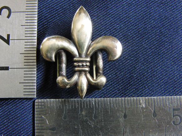 真鍮ブラス製 ユリの紋章・フレア型型帯留め　帯締めの飾り・ブレスやチョーカー飾りに 2枚目の画像