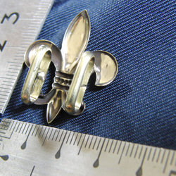 真鍮ブラス製 ユリの紋章・フレア型型帯留め　帯締めの飾り・ブレスやチョーカー飾りに 3枚目の画像
