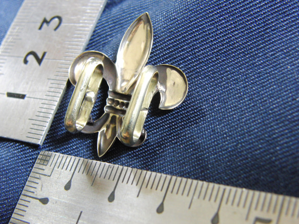 真鍮ブラス製 ユリの紋章・フレア型型帯留め　帯締めの飾り・ブレスやチョーカー飾りに 3枚目の画像