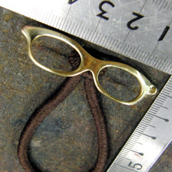 真鍮ブラス製 眼鏡(メガネ)デザインヘアゴムコンチョ 髪留め・バッグボタン飾り・ペットの首輪飾りにも 1枚目の画像