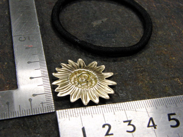 真鍮ブラス製 向日葵(ひまわり)デザインヘアゴムコンチョ 髪留め・バッグボタン飾り・ペットの首輪飾りにも 3枚目の画像