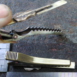 真鍮ブラス製　ミニギター型ネクタイピン(タイバー)1個　ネクタイ・ポケットの飾りに 2枚目の画像