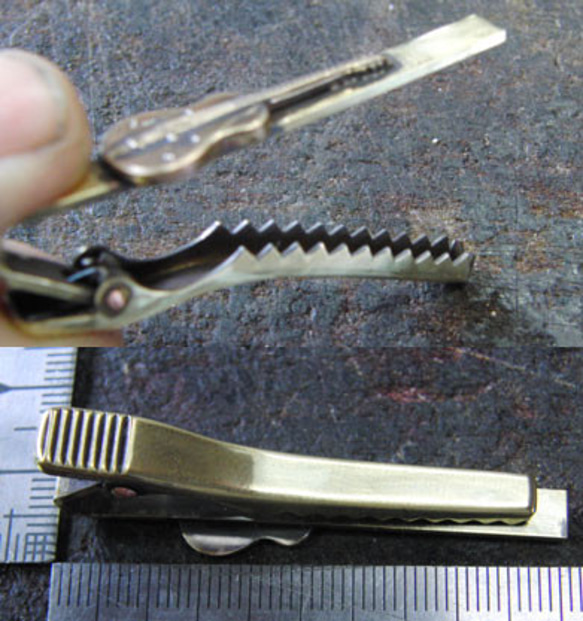 真鍮ブラス製　ミニギター型ネクタイピン(タイバー)1個　ネクタイ・ポケットの飾りに 2枚目の画像