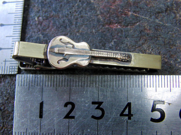 真鍮ブラス製　ミニギター型ネクタイピン(タイバー)1個　ネクタイ・ポケットの飾りに 3枚目の画像