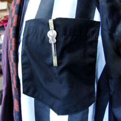 真鍮ブラス製　ミニギター型ネクタイピン(タイバー)1個　ネクタイ・ポケットの飾りに 4枚目の画像