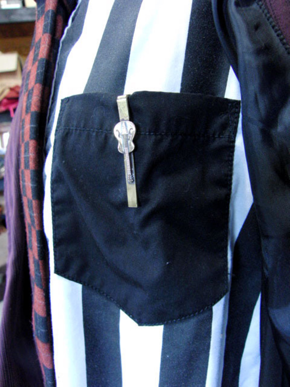 真鍮ブラス製　ミニギター型ネクタイピン(タイバー)1個　ネクタイ・ポケットの飾りに 4枚目の画像
