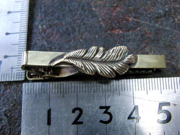 真鍮ブラス製　ミニフェザー型ネクタイピン(タイバー)1個　ネクタイ・ポケットの飾りに 3枚目の画像