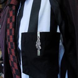真鍮ブラス製　ミニフェザー型ネクタイピン(タイバー)1個　ネクタイ・ポケットの飾りに 4枚目の画像