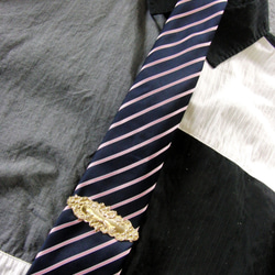 真鍮ブラス製　レトロゴシックデザインネクタイピン(タイバー)1個　ネクタイ・ポケットの飾りに 2枚目の画像