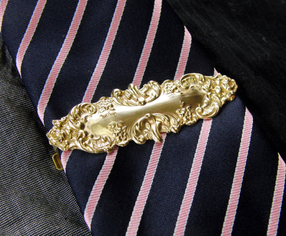 真鍮ブラス製　レトロゴシックデザインネクタイピン(タイバー)1個　ネクタイ・ポケットの飾りに 1枚目の画像