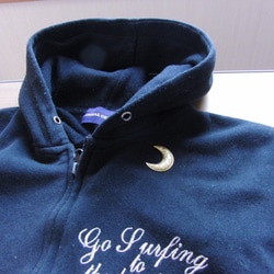 真鍮ブラス製　三日月デザイン　ハットやバッグにピンズブローチ 2枚目の画像