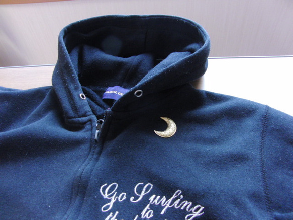 真鍮ブラス製　三日月デザイン　ハットやバッグにピンズブローチ 2枚目の画像