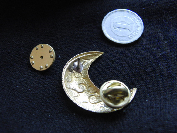 真鍮ブラス製　三日月デザイン　ハットやバッグにピンズブローチ 3枚目の画像