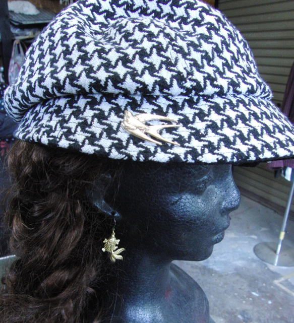 真鍮ブラス製　燕/ツバメ鳥型ピンズブローチ　結婚式・成人式などシャツ・ジャケットや帽子・バッグのワンポイントに 4枚目の画像