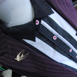 真鍮ブラス製　燕/ツバメ鳥型ピンズブローチ　結婚式・成人式などシャツ・ジャケットや帽子・バッグのワンポイントに 5枚目の画像