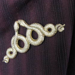 真鍮ブラス製　金の蛇/スネーク型ピンズブローチ　結婚式・成人式などシャツ・ジャケットや帽子・バッグのワンポイントに 1枚目の画像