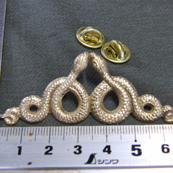 真鍮ブラス製　金の蛇/スネーク型ピンズブローチ　結婚式・成人式などシャツ・ジャケットや帽子・バッグのワンポイントに 2枚目の画像