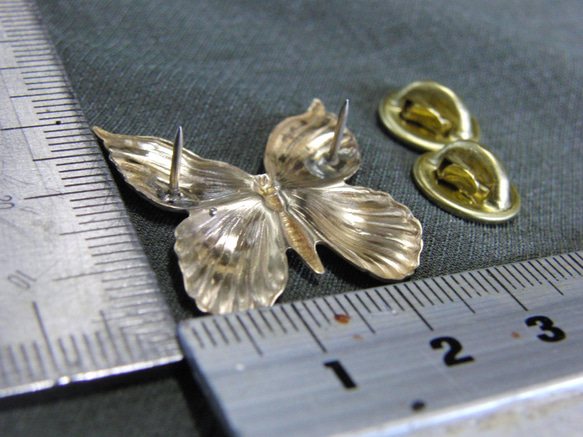 真鍮ブラス製　輝く蝶/バタフライ型ピンズブローチ　結婚式・成人式などシャツ・ジャケットや帽子・バッグのワンポイントに 3枚目の画像