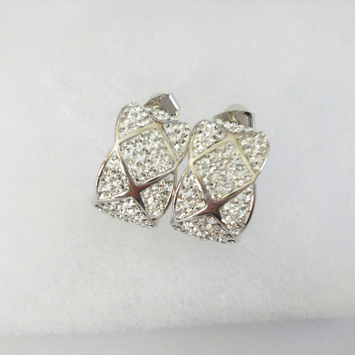 キラキラ輝くグルーデコ® ココ.クラッシュ風ピアス ピアス