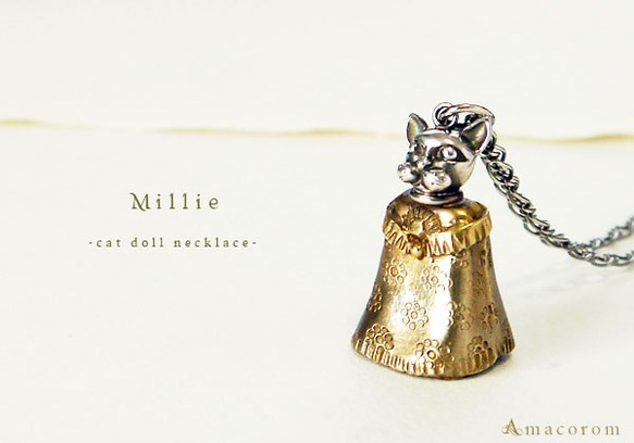 【Millie】ドレスを着た猫のドールネックレス/フリルケープの花柄ドレス 1枚目の画像