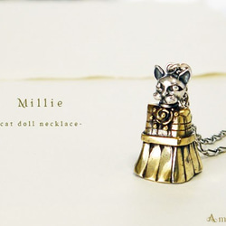 【Millie】ドレスを着た猫のドールネックレス/ローズコサージュ 1枚目の画像