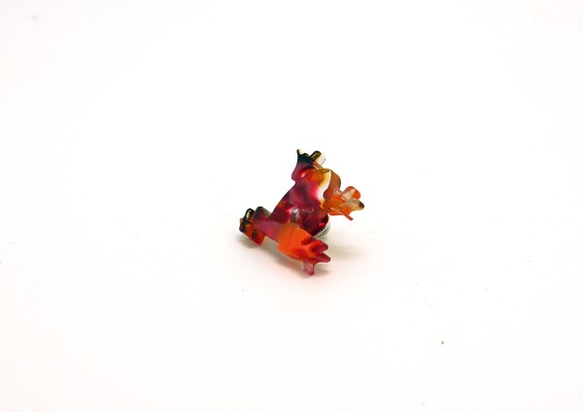 メガネの材料で作ったピンブローチ♪モチーフはカエル(オレンジレッド系MIX柄)‼手磨き仕上げで綺麗♪メガネ産地福井から 2枚目の画像