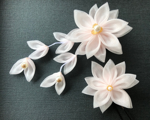アミー様オーダー つまみ細工 🦋藤の花と蝶々🦋 オーダーの髪飾りです。 いつもオーダーでは