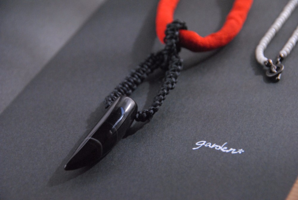 夢〜Yume〜『黒縞瑪瑙（しまめのう）＆和布のネックレス』（朱赤）