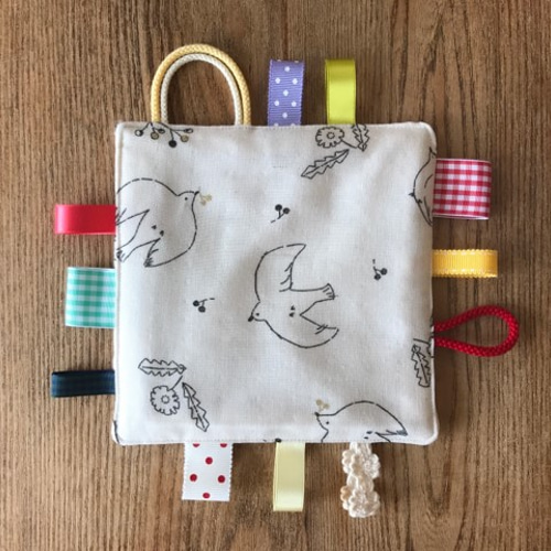 カシャカシャおもちゃ】ふっくらタグハンカチ-1 おもちゃ・人形 marco