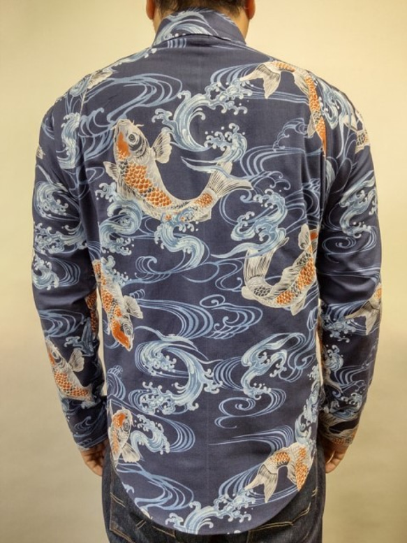 長袖和柄シャツ（荒波に鯉）紺 3枚目の画像