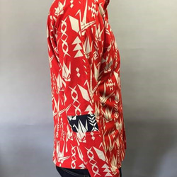 長袖和柄シャツ（折鶴模様）朱赤 2枚目の画像