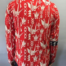 長袖和柄シャツ（折鶴模様）朱赤 3枚目の画像