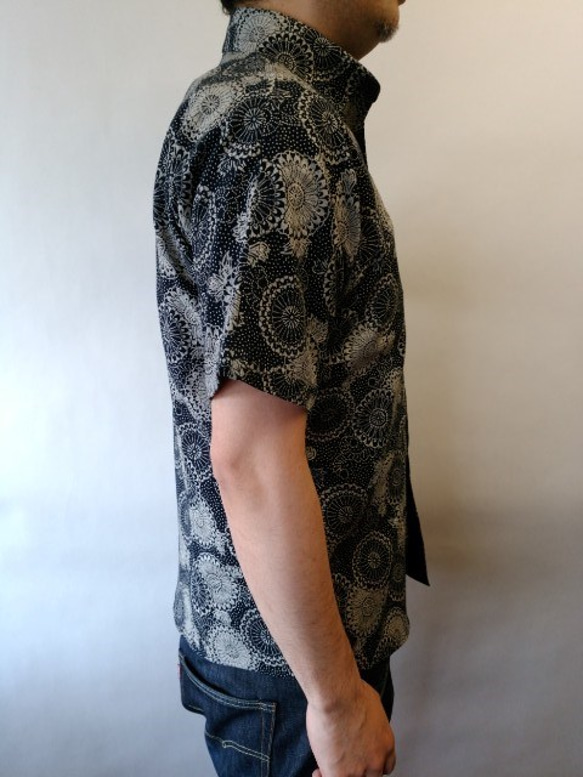 半袖和柄ムラ糸クロスシャツ（唐草菊模様） 2枚目の画像