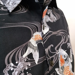半袖和柄シャツ（荒波に鯉）黒 4枚目の画像