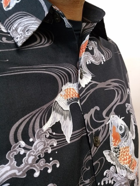 半袖和柄シャツ（荒波に鯉）黒 4枚目の画像