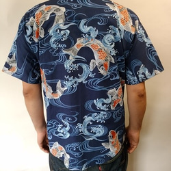 半袖和柄シャツ（荒波に鯉）紺 3枚目の画像