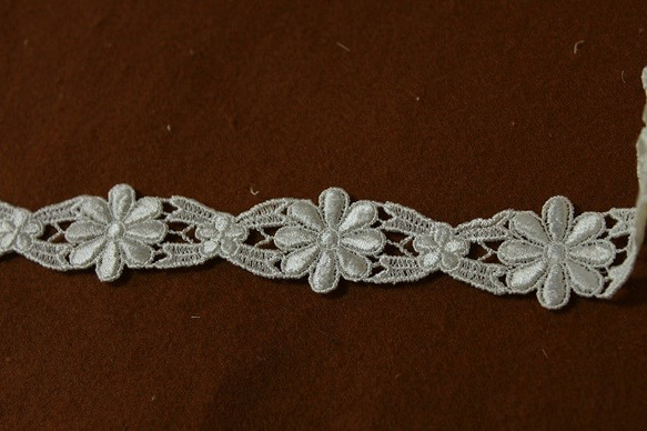 ２ｍ！幅2.6cm小花柄ケミカルレース　オフホワイト[77179] 2枚目の画像