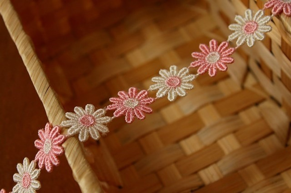 送料無料！10枚！幅1.9cm交互のお花柄ケミカルレース　ピンクとオフホワイト[10656　ピンク] 2枚目の画像