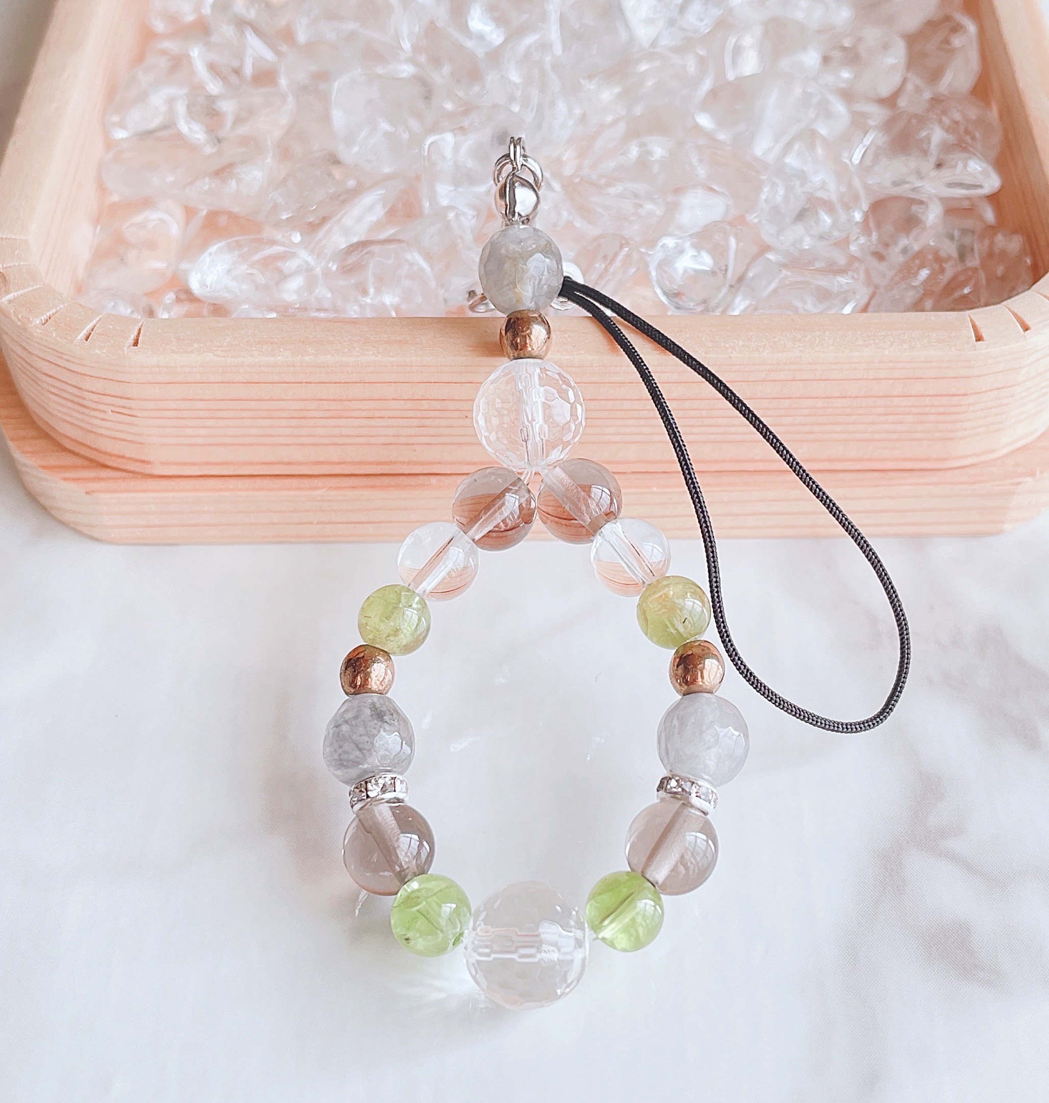 ✦心身を癒し明るい日々を過ごす 天然石ストラップ｜水晶・ペリドット・スモーキークォーツ No.82S