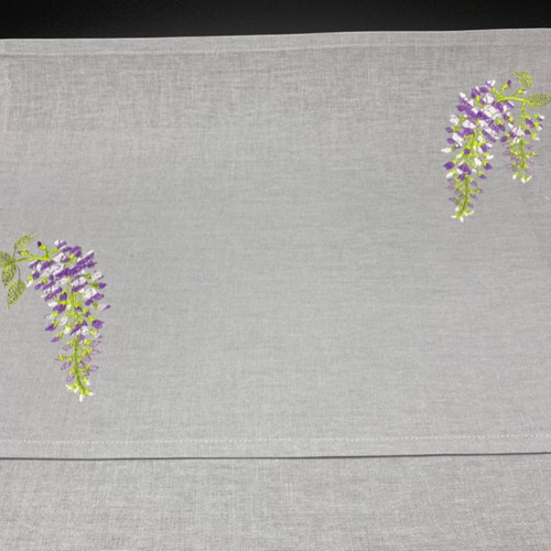 ランチョンマット&ナプキンセット　６枚セット　花の刺繍　カットワーク 手刺繍のランチョンマットとナプキンセット - メルカリ