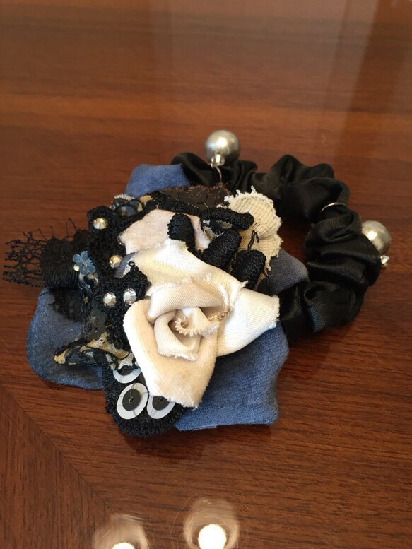 白黒のシュシュ