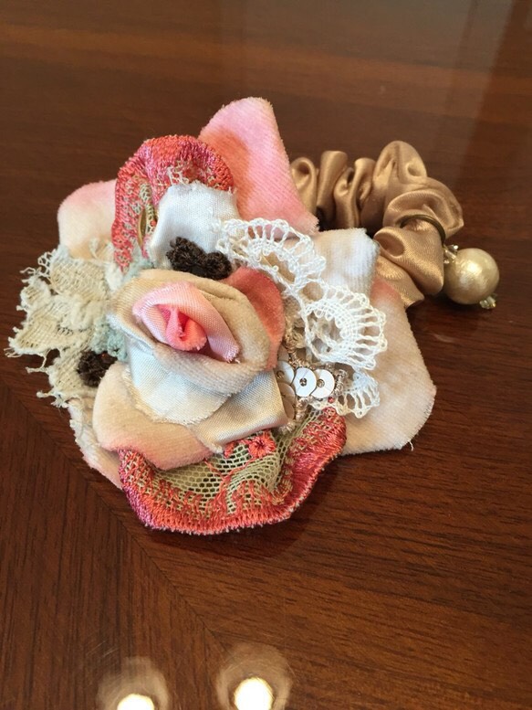 さくらんぼ色のシュシュ