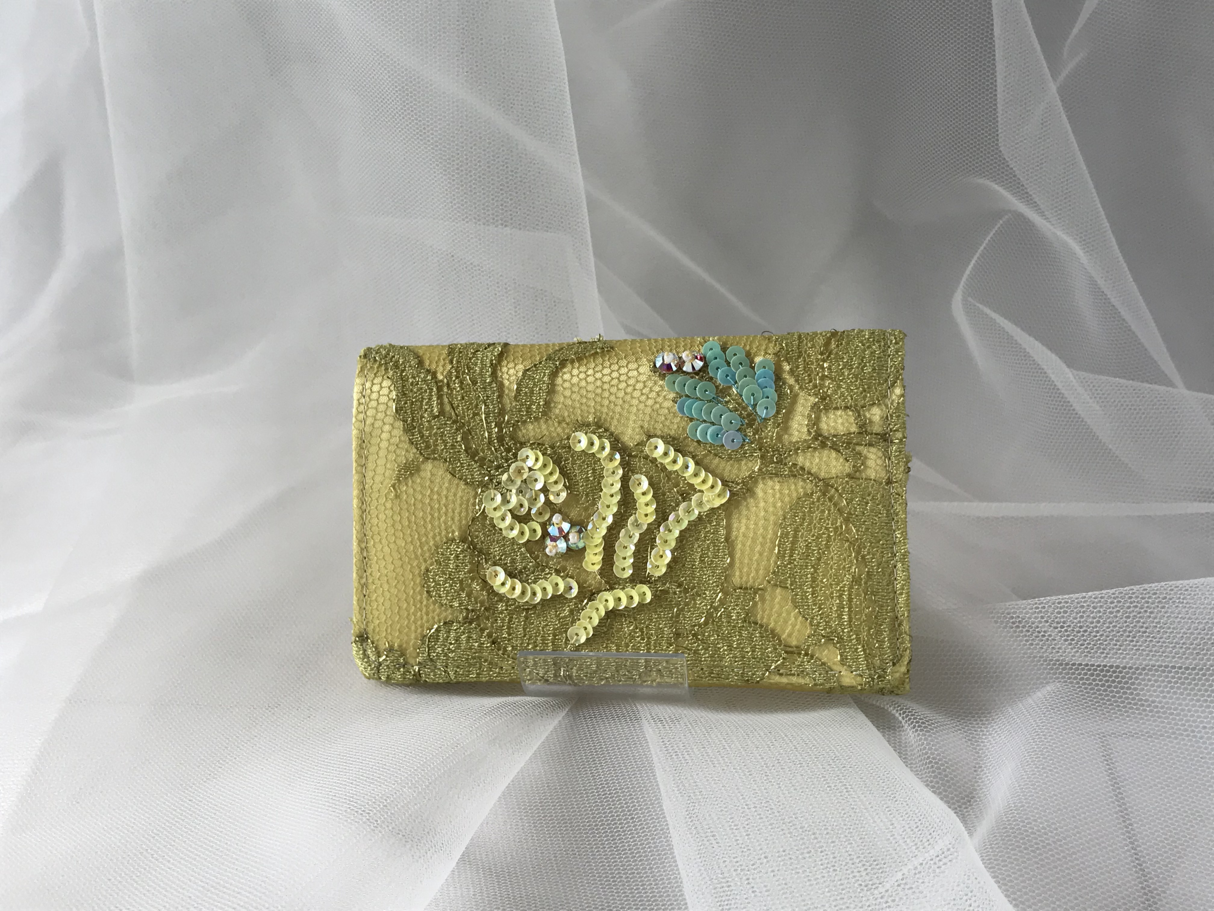 ヴィンテージレースにオートクチュール刺繍をほどこしたカードケース