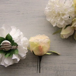 ノーブルなバラとダリア　白　ヘッドドレス　アーティフィシャルフラワー 造花 2枚目の画像