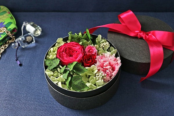 フューシャピンクのボックスフラワー　プリザーブドフラワー