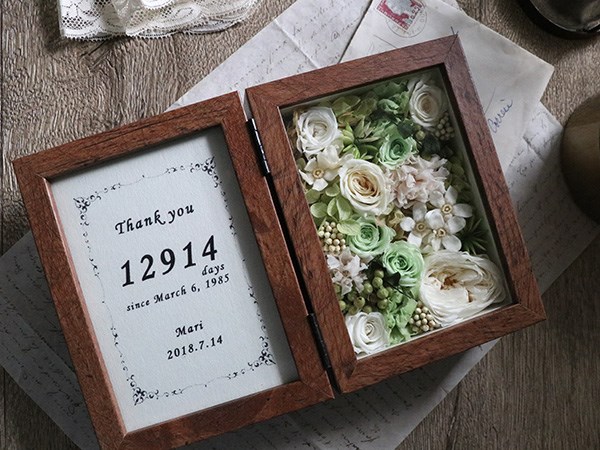 【子育て感謝状】誕生日からの日付入りオーダーメイド　プリザーブドフラワーのフォトフレーム　ナチュラルグリーン