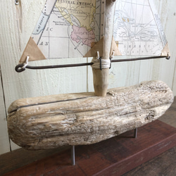 海を旅してきた流木でつくったヨット 2枚目の画像