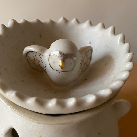 鳥のおうち茶香炉(ぷっくりとした塔にぷっくりとした鳥)【アロマポット】 4枚目の画像